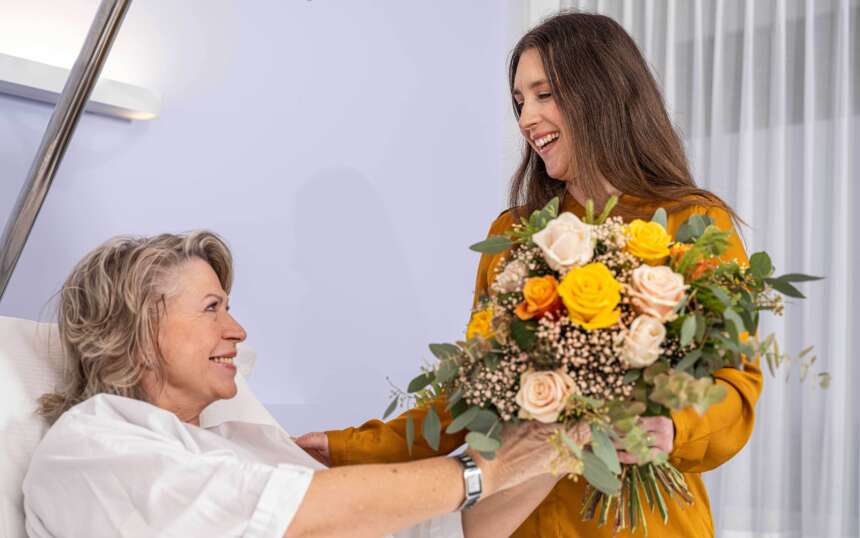 Besuch mit Blumenstrauss